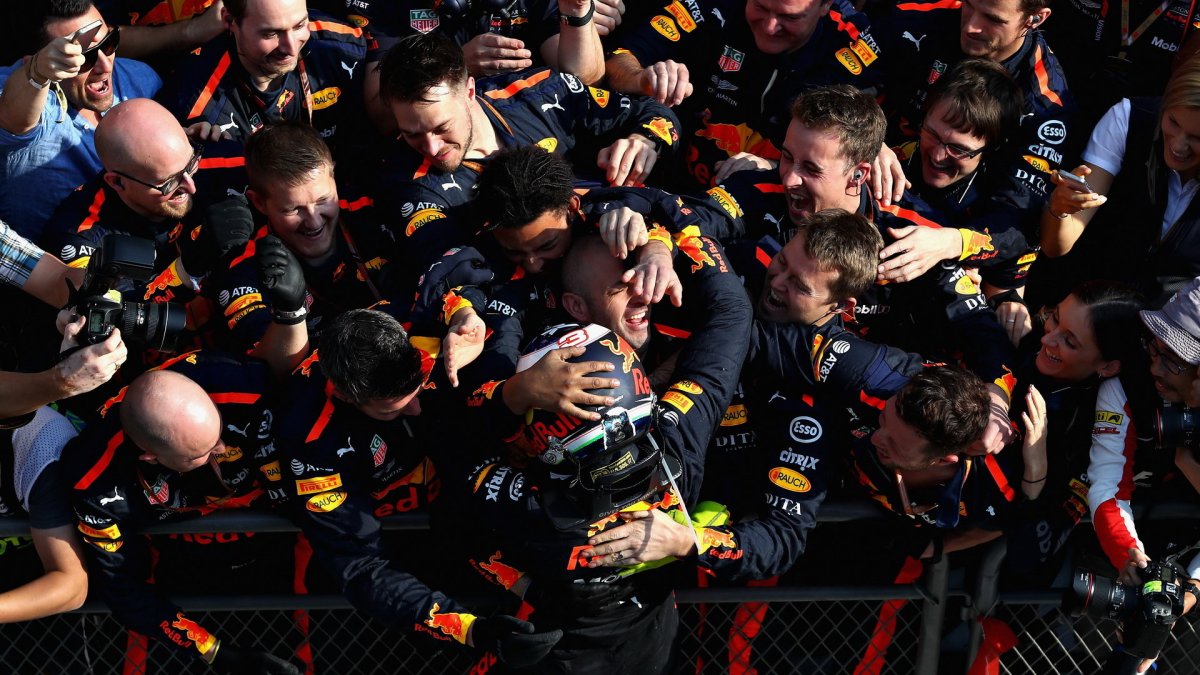 Daniel Ricciardo se raduje z vítězství po závodě v Číně