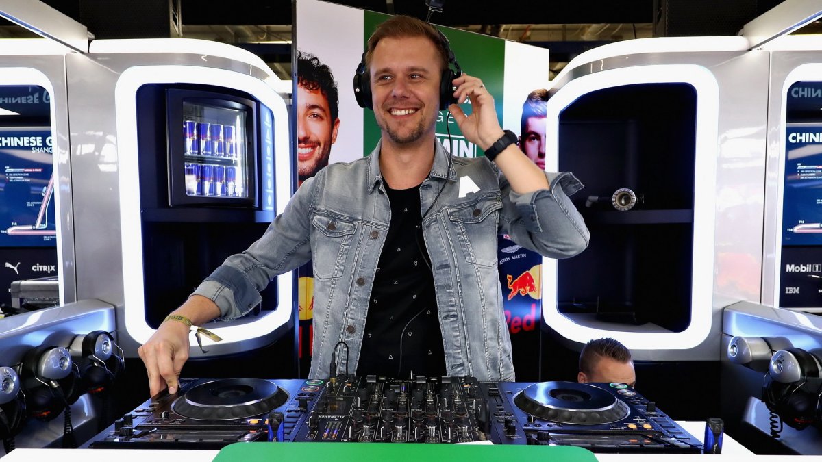 DJ Armin van Buuren v závodě v Číně