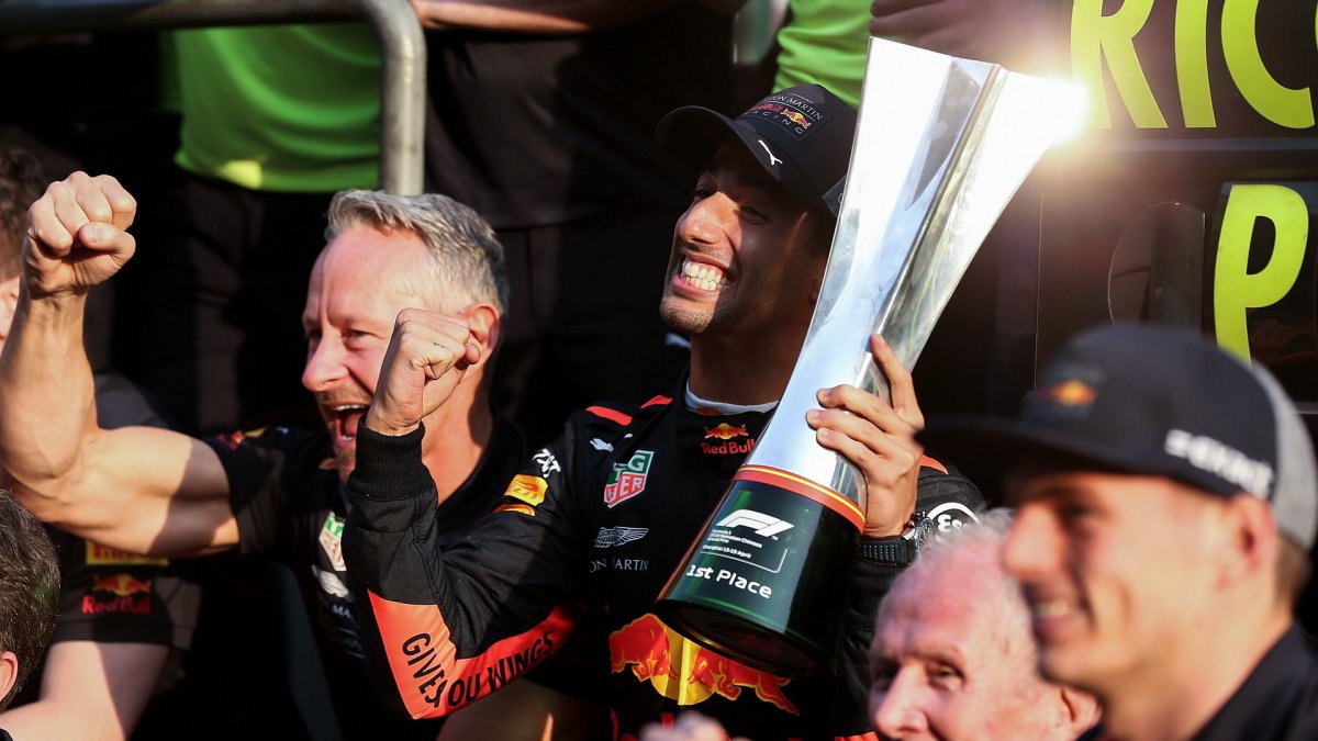 Daniel Ricciardo se raduje s týmem z prvního místa po závodě v Číně