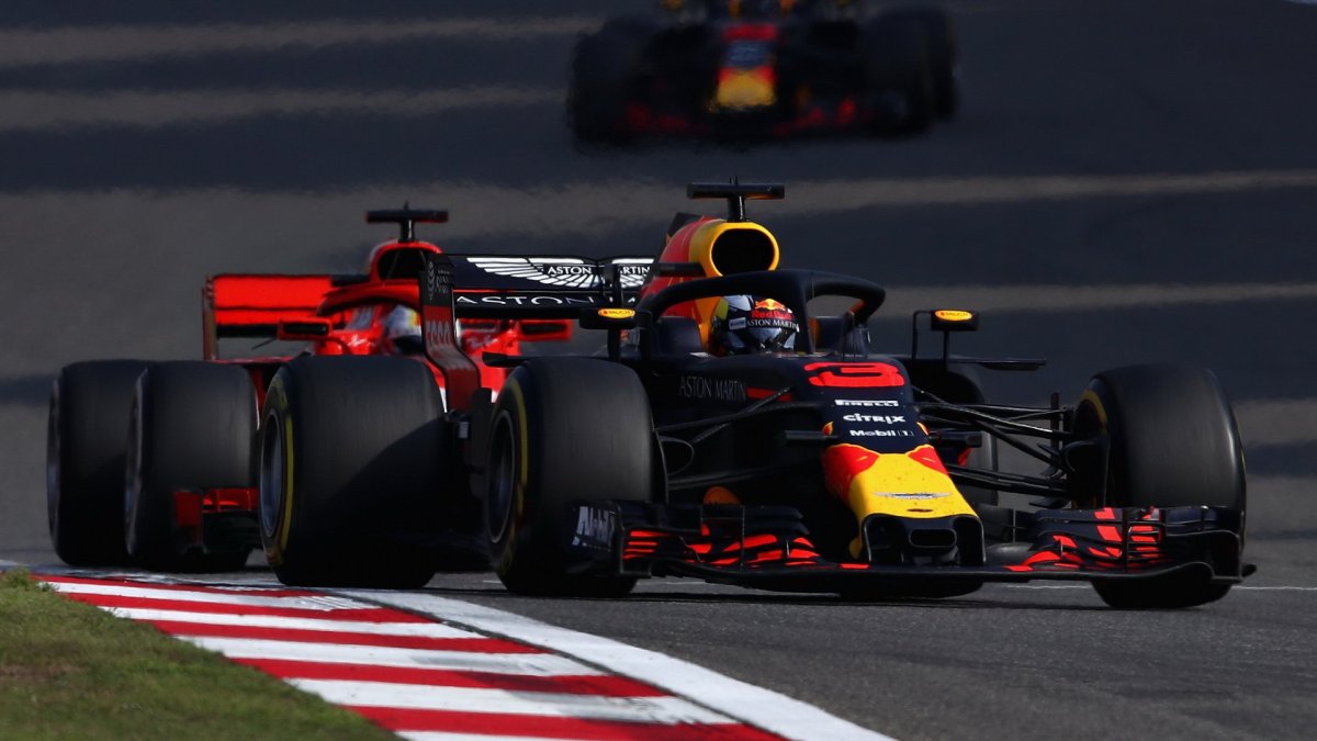 Daniel Ricciardo a Sebastian Vettel v závodě v Číně