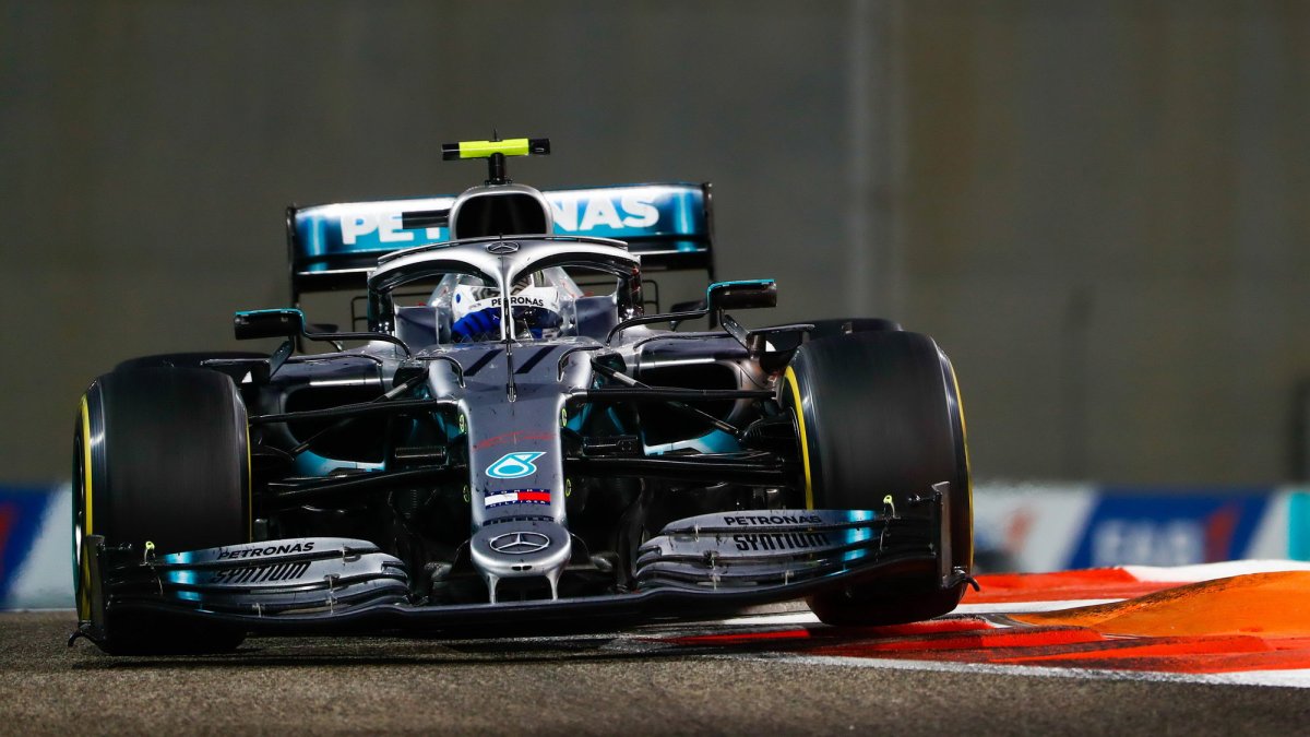 Valtteri Bottas v závodě v Abú Zabí