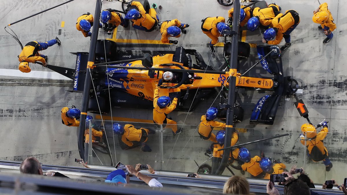 Carlos Sainz v závodě v Abú Zabí