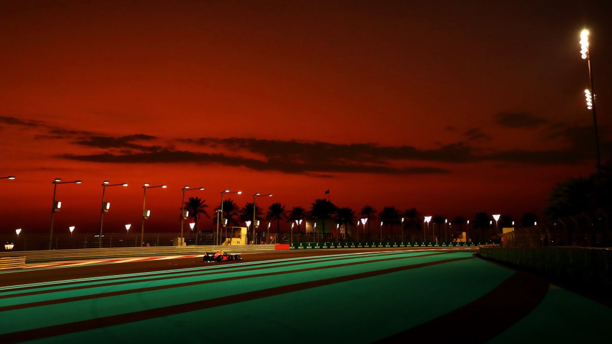 Max Verstappen v kvalifikaci v Abú Zabí