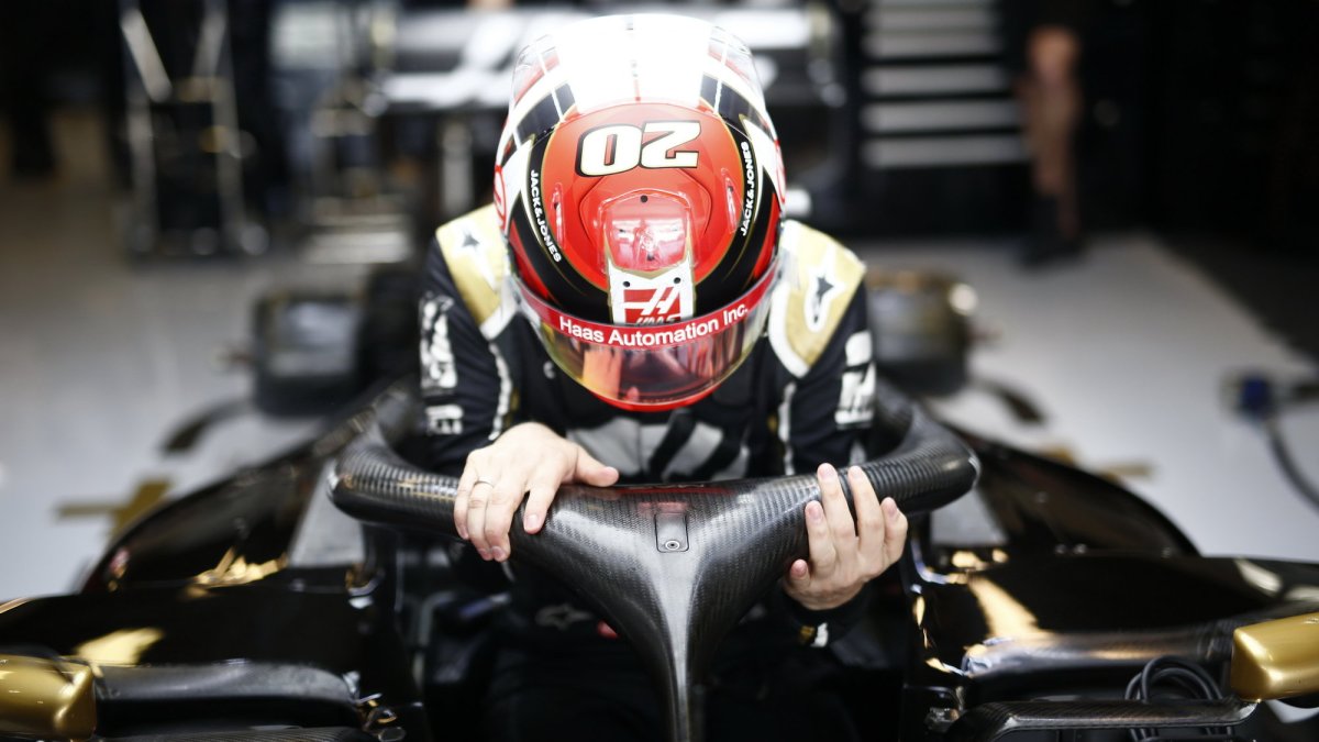 Kevin Magnussen v kvalifikaci v Abú Zabí