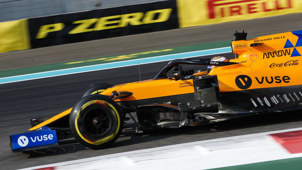 Carlos Saizn v kvalifikaci v Abú Zabí