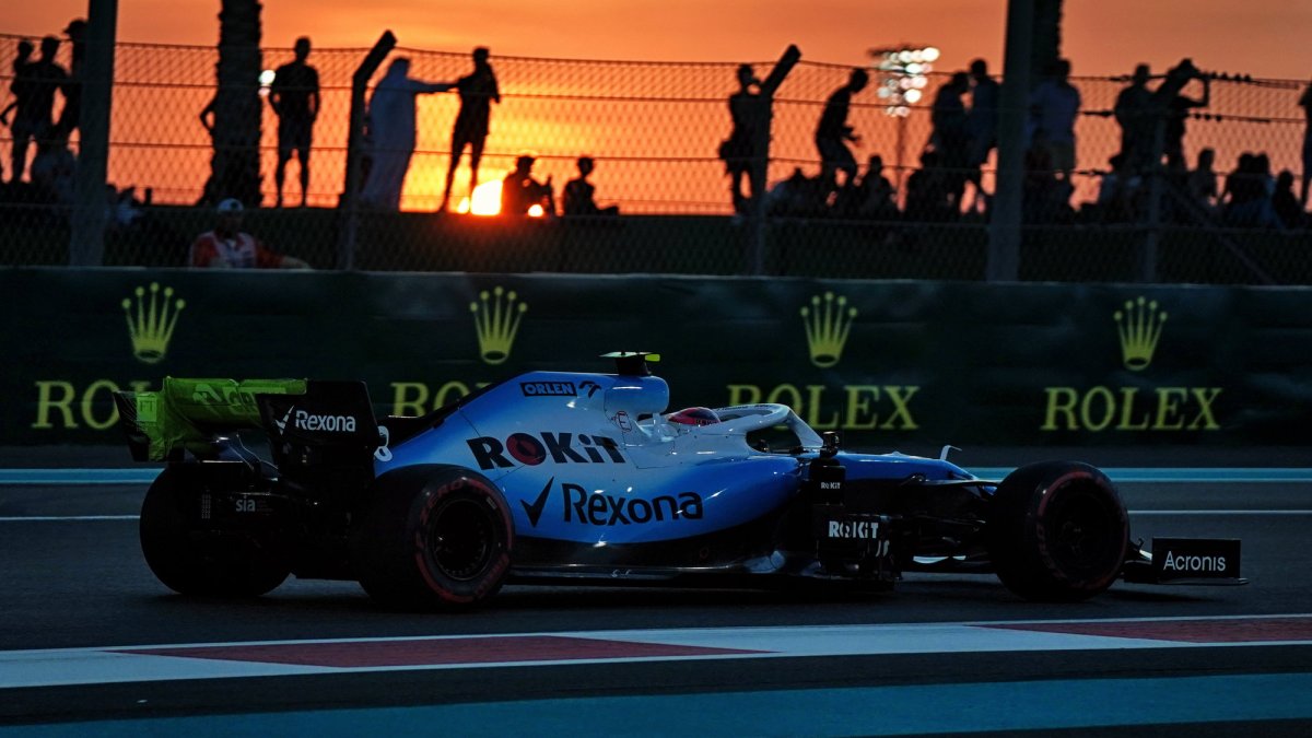 Robert Kubica a Flow-vis na zadním křídle v tréninku v Abú Zabí