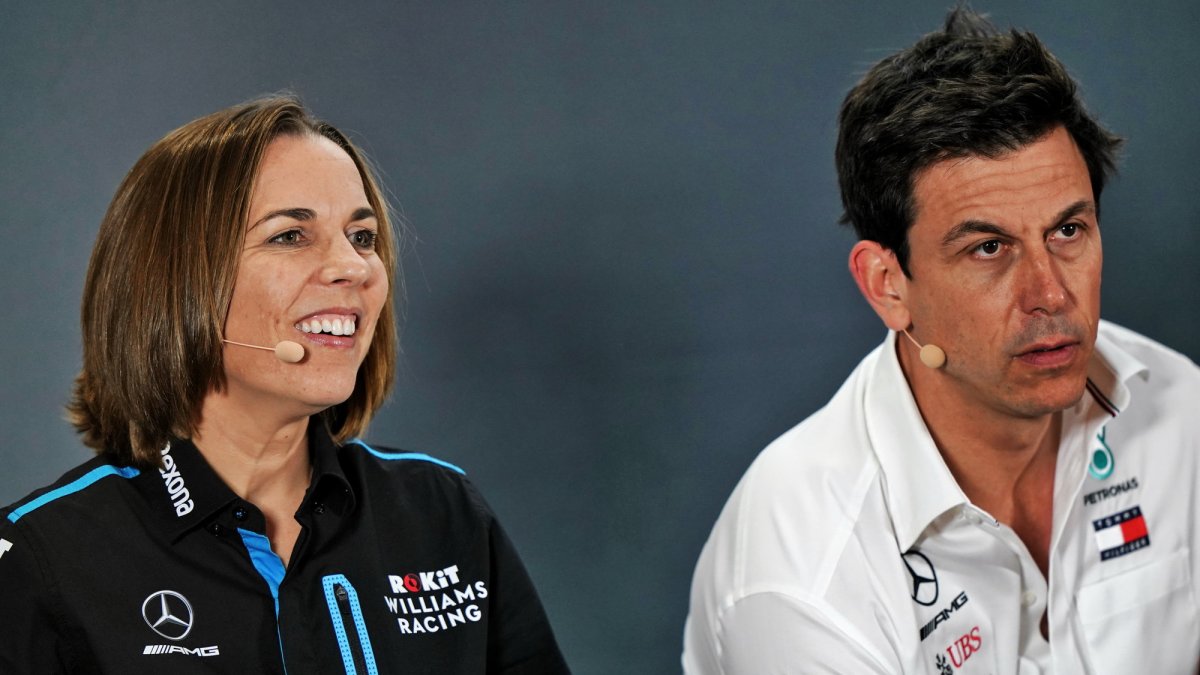Claire Williamsová a Toto Wolff na tiskovce v Abú Zabí