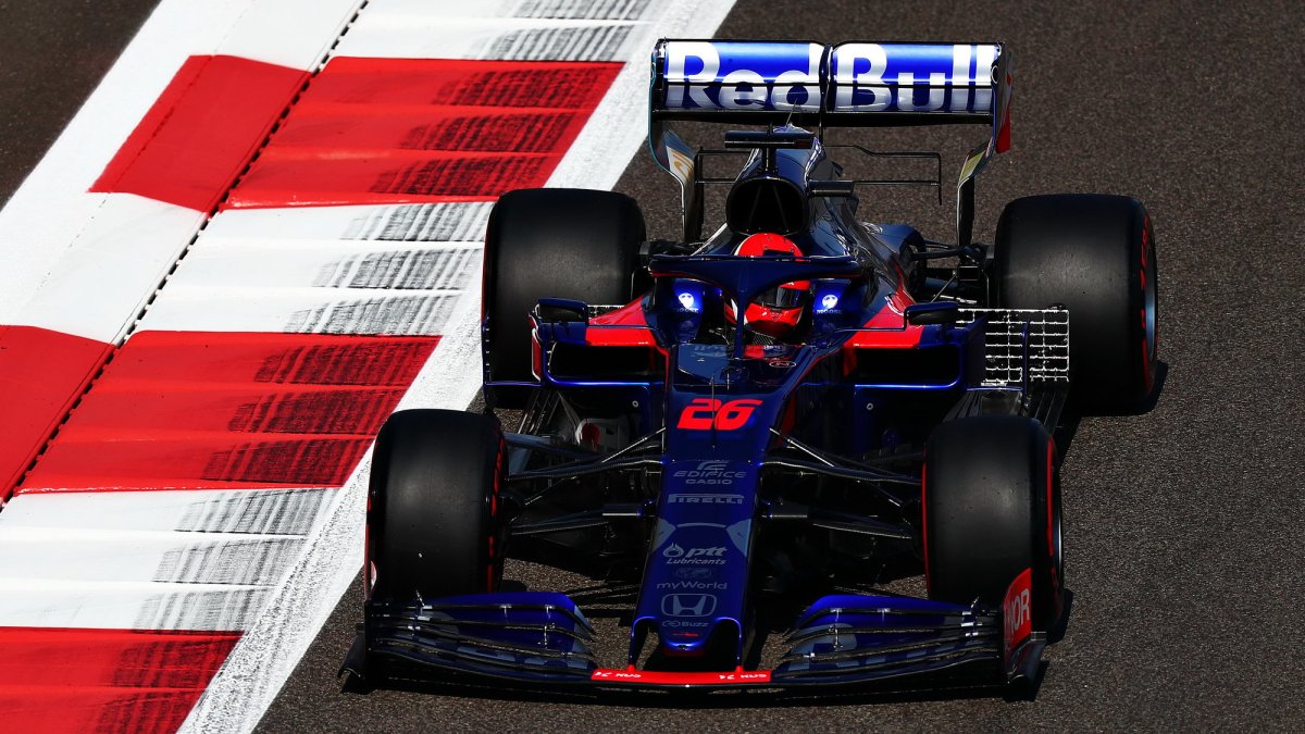 Daniil Kvjat v tréninku v Abú Zabí