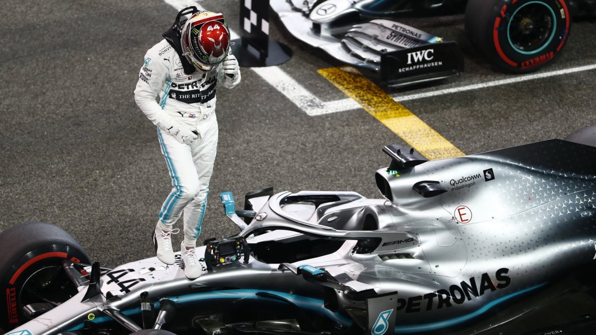 Lewis Hamilton po vítězné kvalifikaci v Abú Zabí