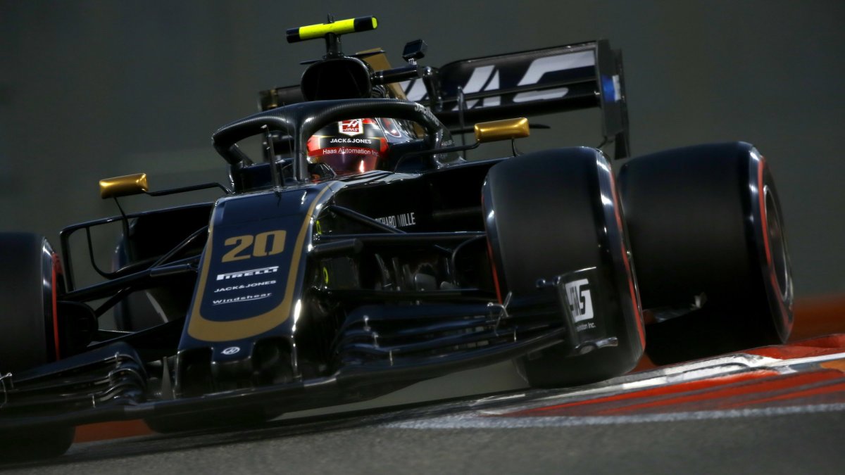 Kevin Magnussen v tréninku v Abú Zabí