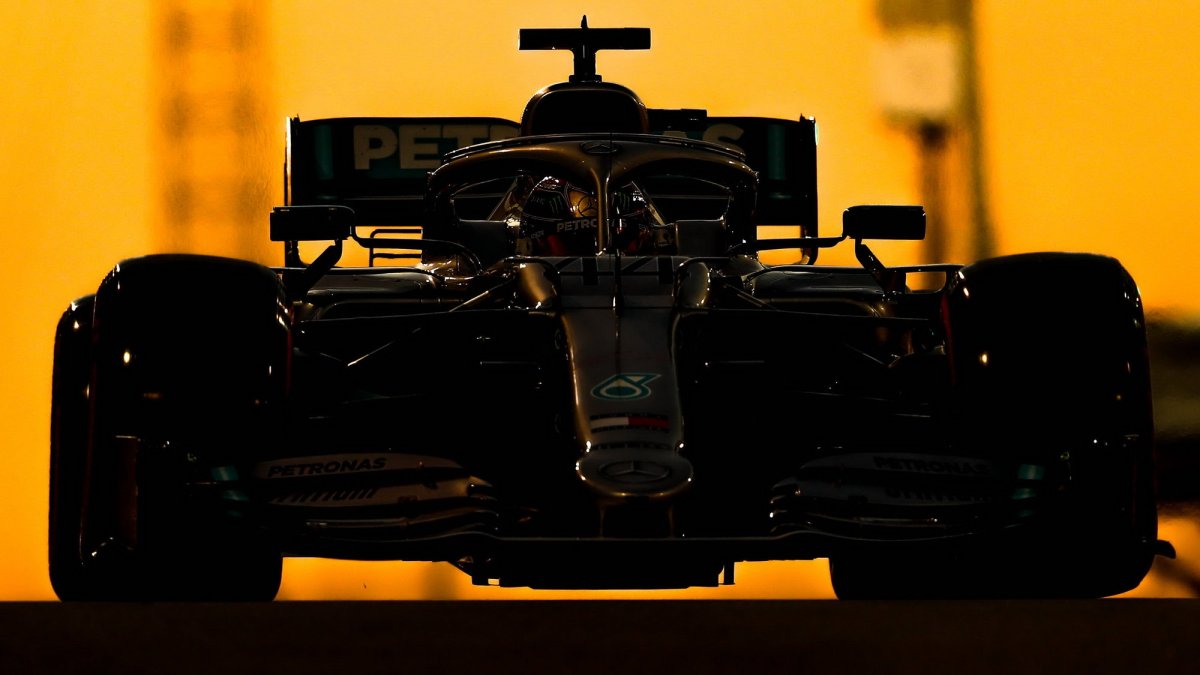 Lewis Hamilton v tréninku v Abú Zabí