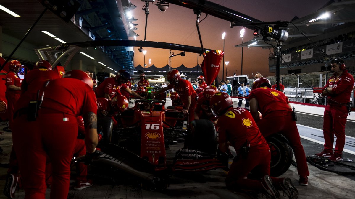 Charles Leclerc v tréninku v Abú Zabí