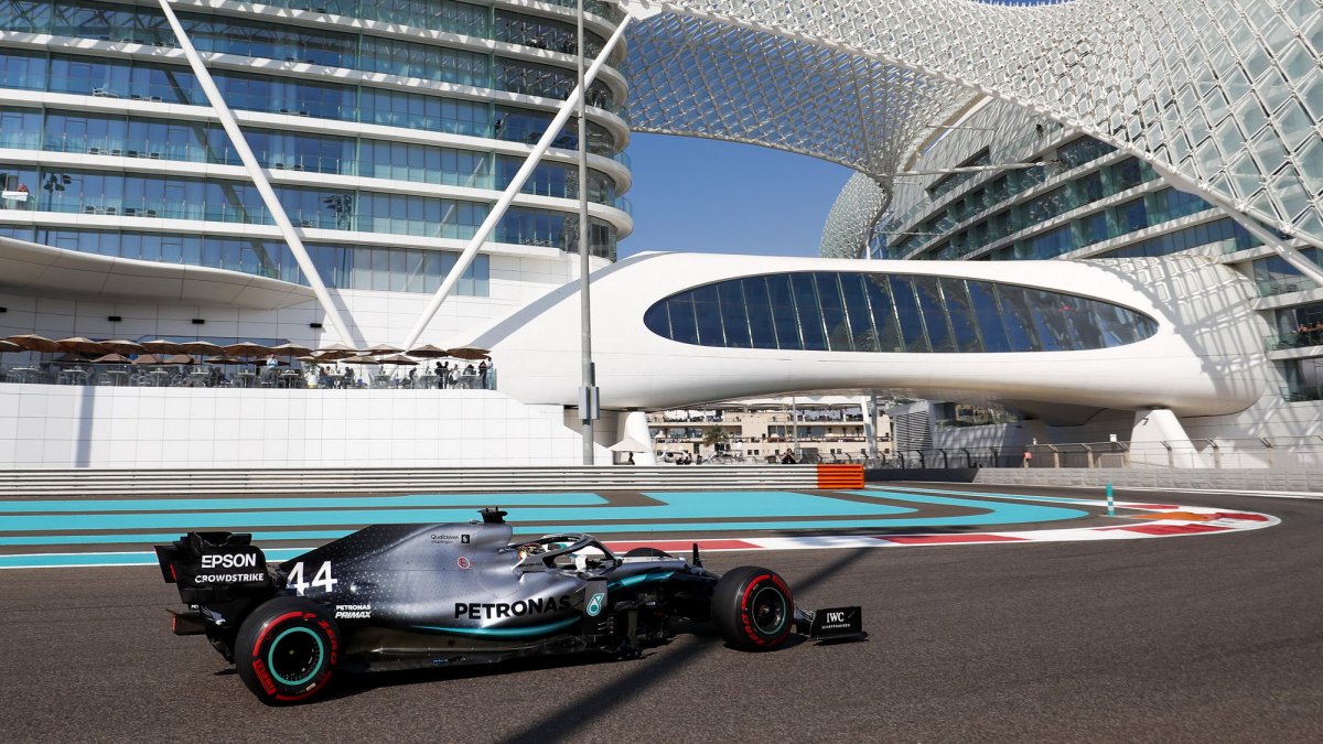 Lewis Hamilton v tréninku v Abú Zabí