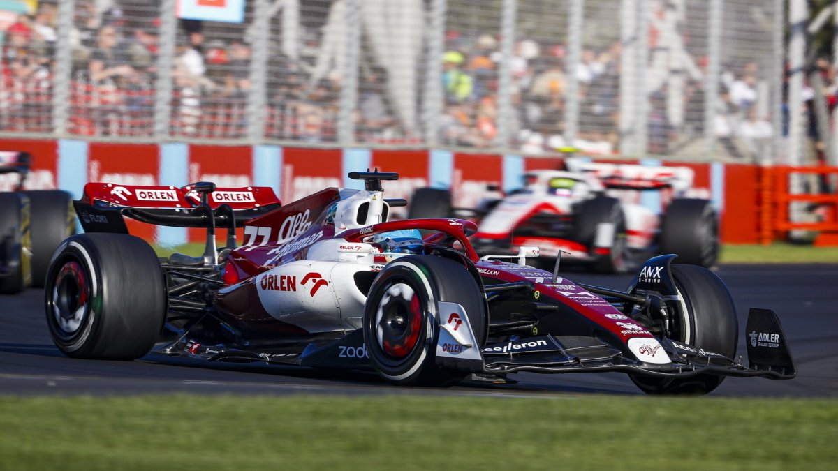 Valtteri Bottas v závodě v Melbourne