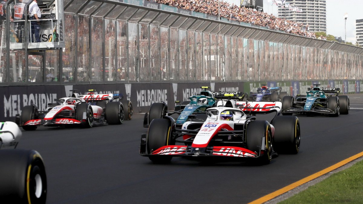 Mick Schumacher a Kevin Magnussen při startu závodu v Melbourne