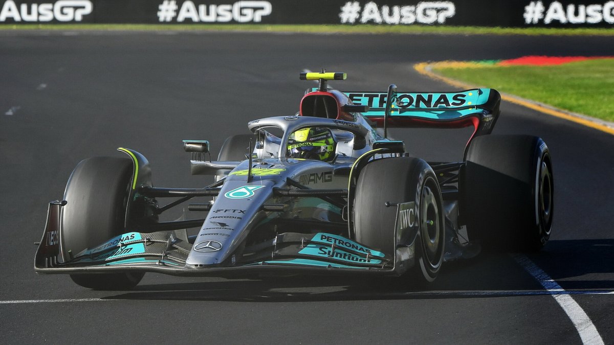 Lewis Hamilton v závodě v Melbourne