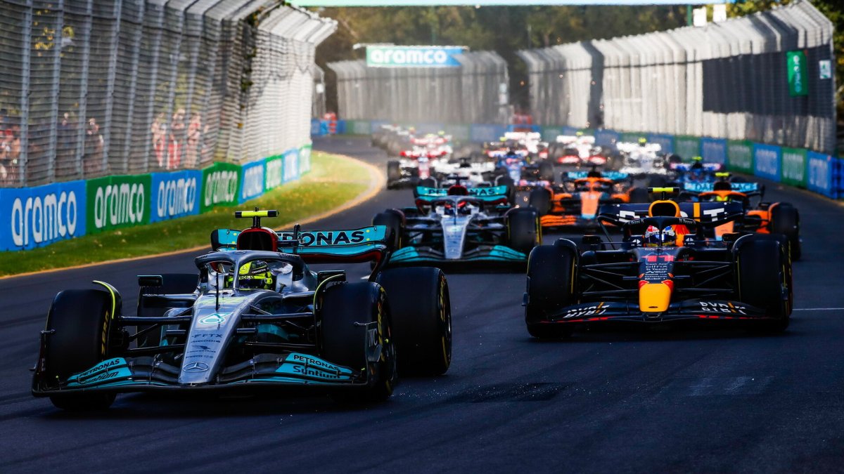 Lewis Hamilton a Sergio Pérez po startu závodu v Melbourne