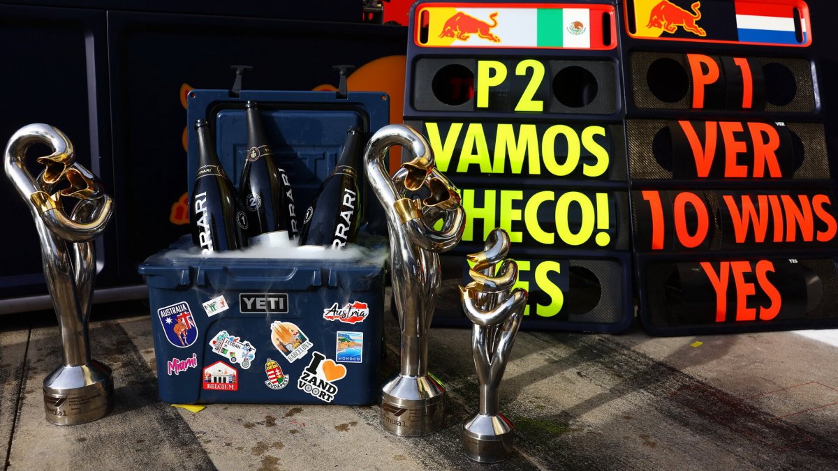 Trofeje za výhru jezdců Red Bull po závodě v Monze