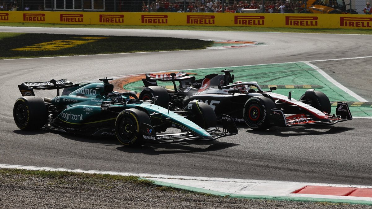 Lance Stroll a Kevin Magnussen v závodě v Monze