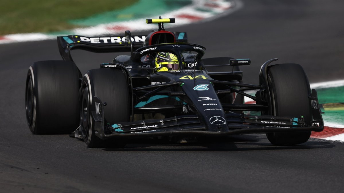 Lewis Hamilton v závodě v Monze