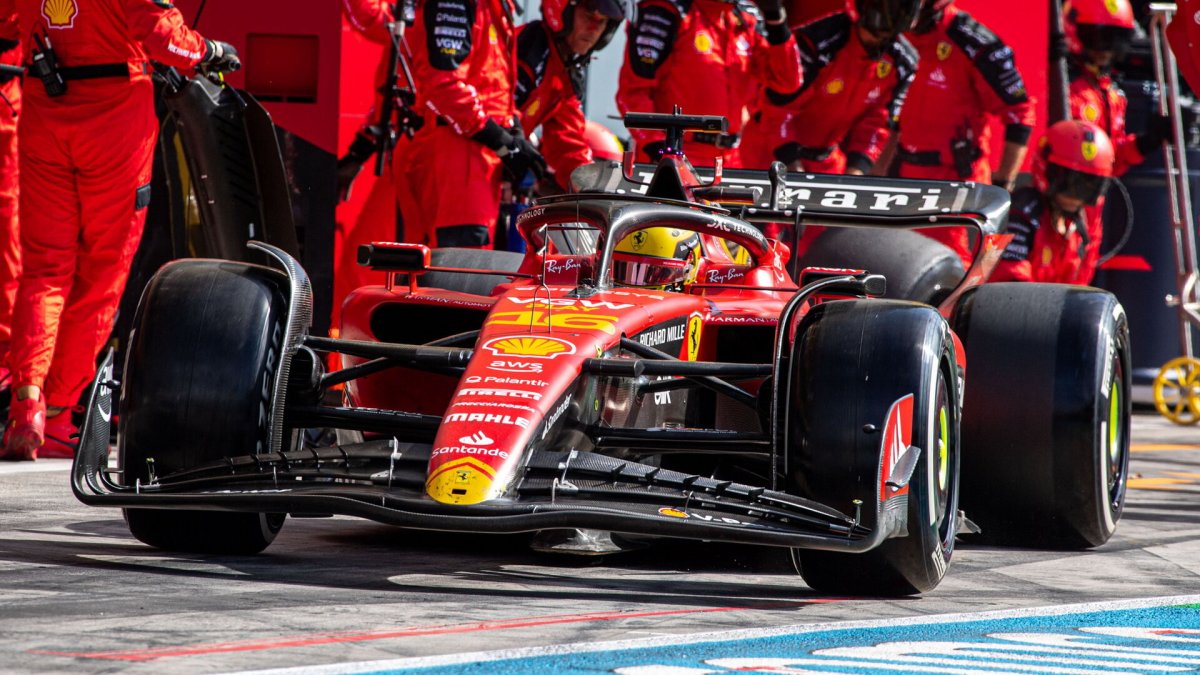 Charles Leclerc v závodě v Monze