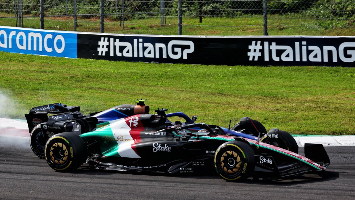 Valtteri Bottas a Logan Sargeant v závodě v Monze