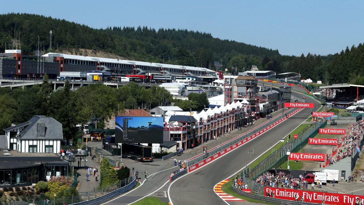 Monoposty stájí Lotus a McLaren při přípravě na GP Belgie 2015 na slavném okruhu Spa-Francorchamps