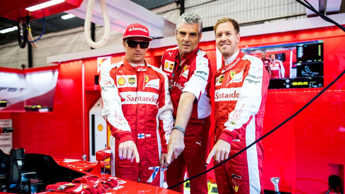 Piloti Räikkönen a Vettel pózují se šéfem týmu Arrivabenem před volnými tréninky na GP Belgie 2015