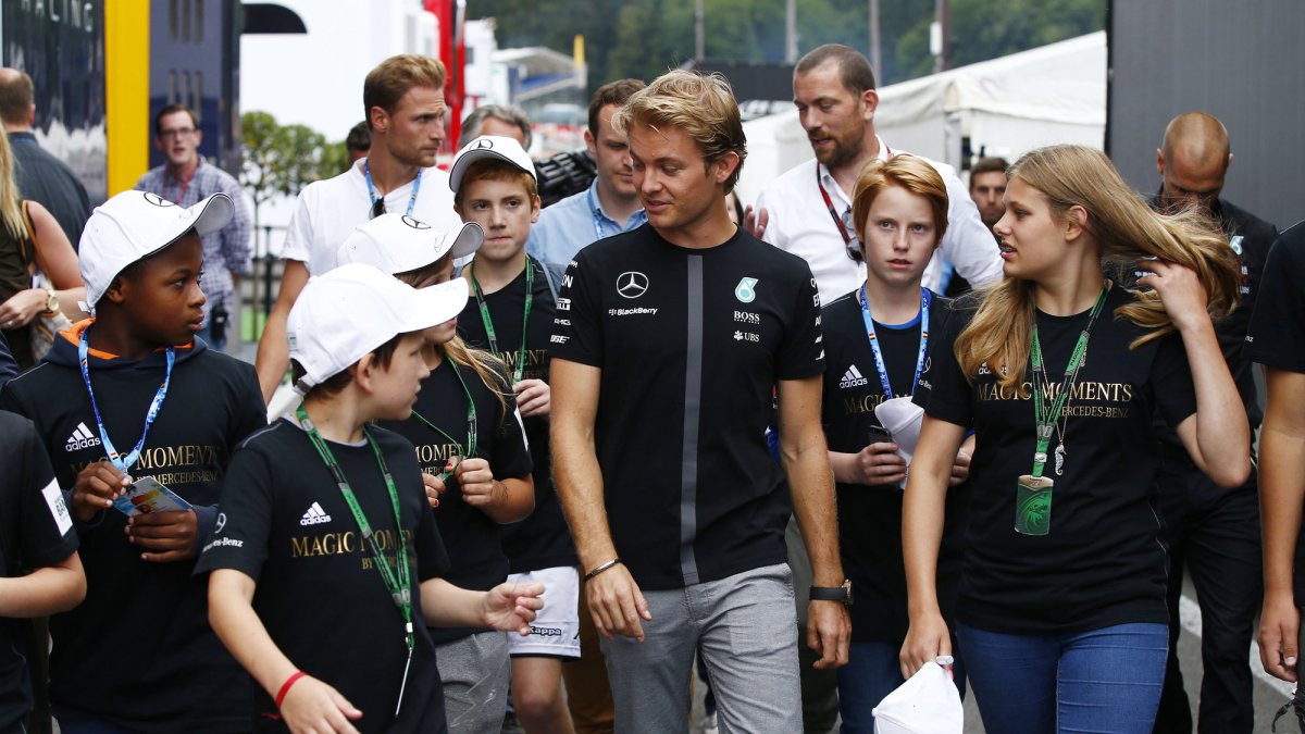 Nico Rosberg v obležení fanoušků při GP Belgie 2015