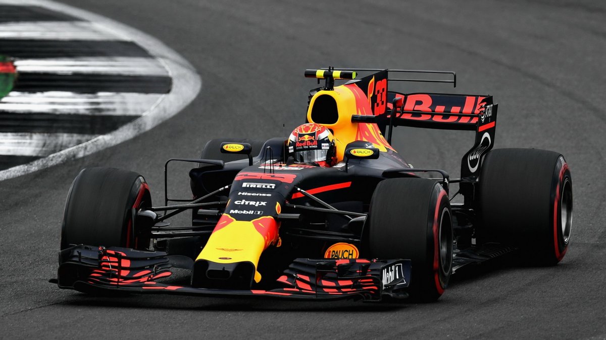 Max Verstappen v závodě v Silverstone