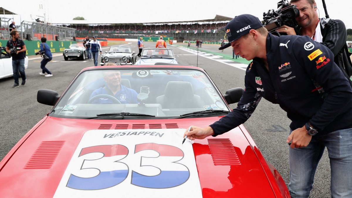 Max Verstappen při prezentaci před závodem v Silverstone