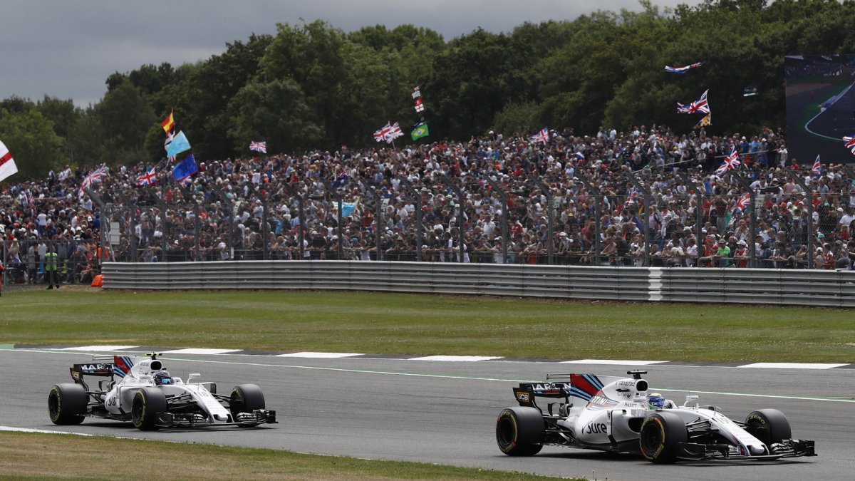 Felipe Massa a Lance Stroll v závodě v Silverstone