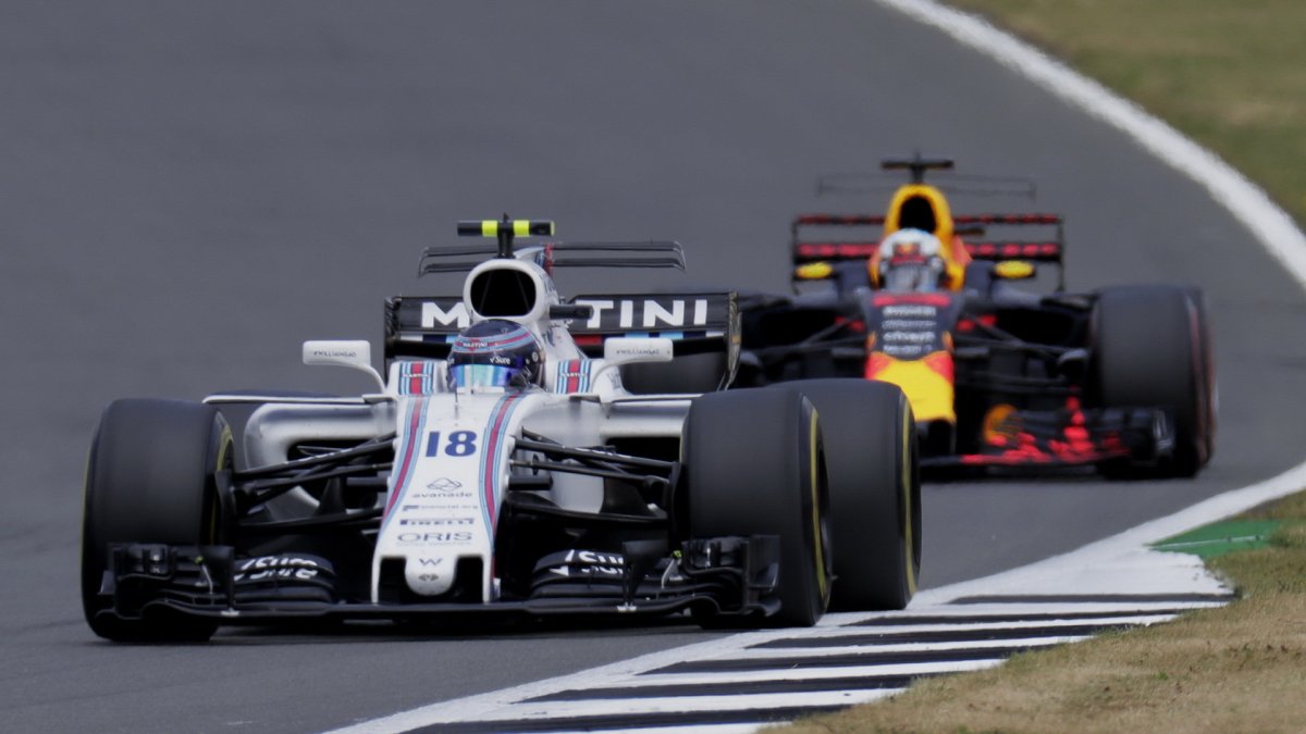 Lance Stroll a Daniel Ricciardo v závodě v Silverstone