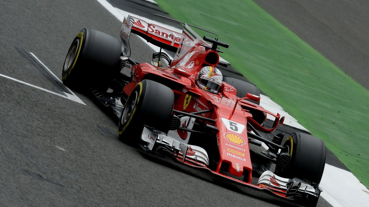Sebastian Vettel v závodě v Silverstone