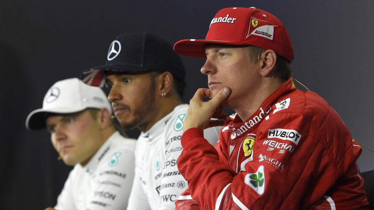 Kimi Räikkönen, Lewis Hamilton a Valtteri Bottas na tiskovce po závodě v Silverstone