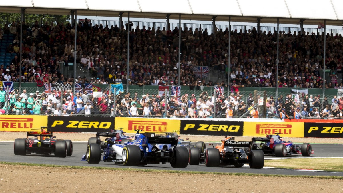 Po startu závodu v Silverstone