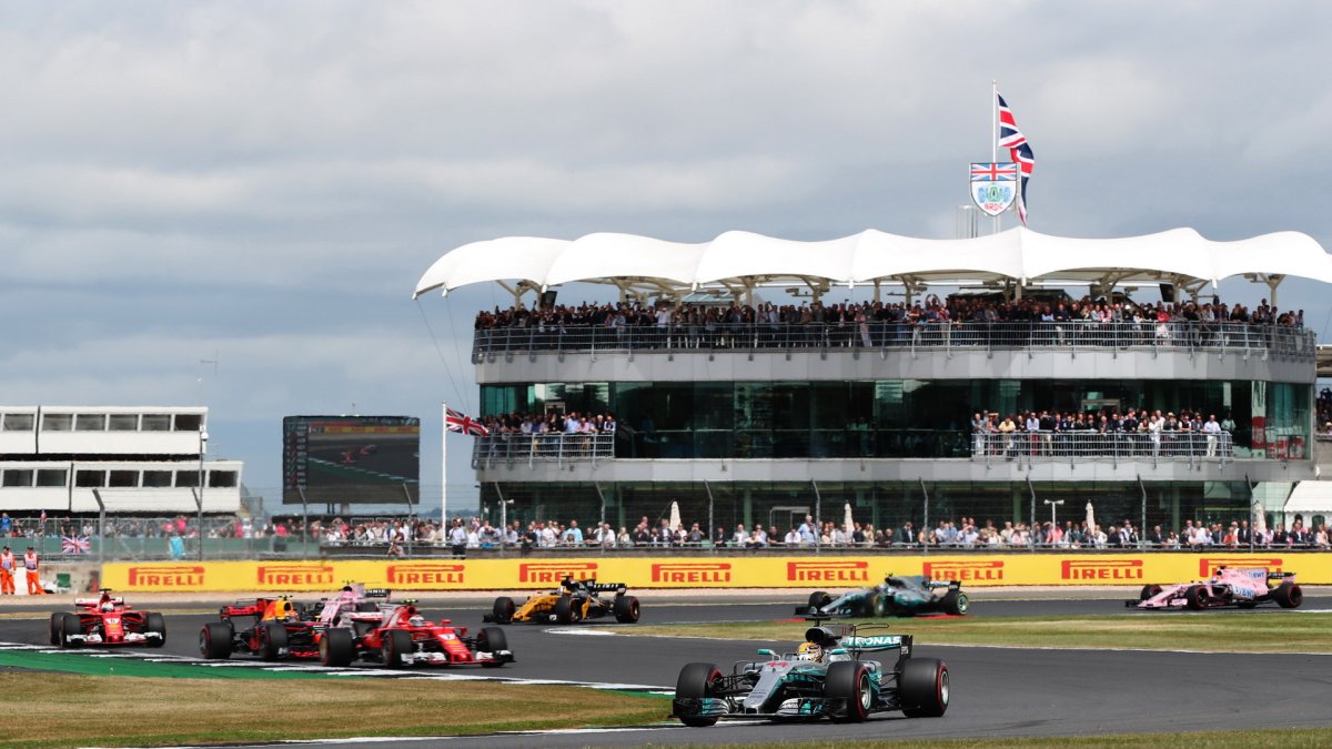 Start závodu v Silverstone