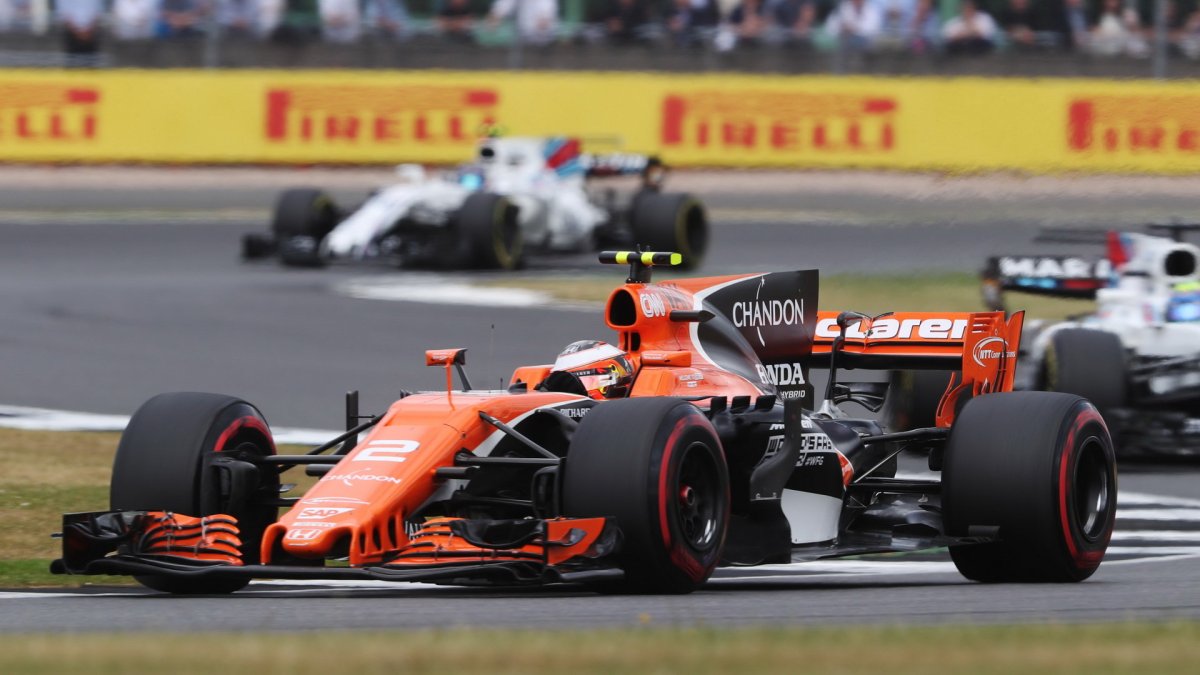 Stoffel Vandoorne v závodě v Silvestone