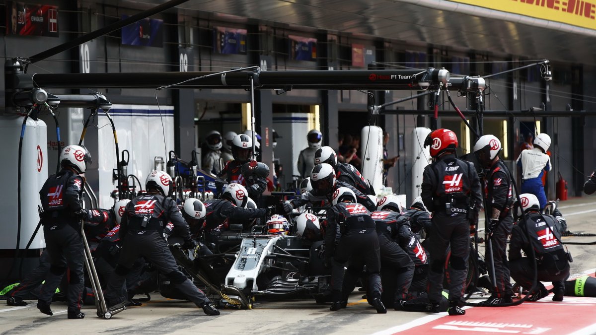 Romain Grosjean v závodě v Silvestone