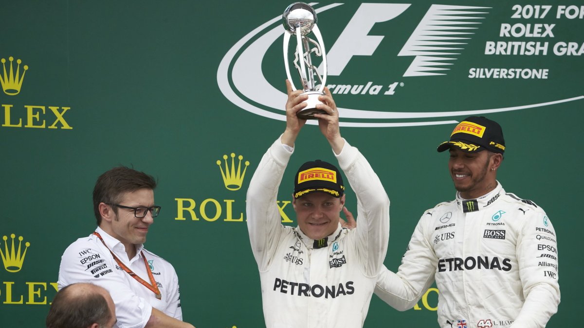 Valtteri Bottas a Lewis Hamilton na pódiu po závodě v Silverstone