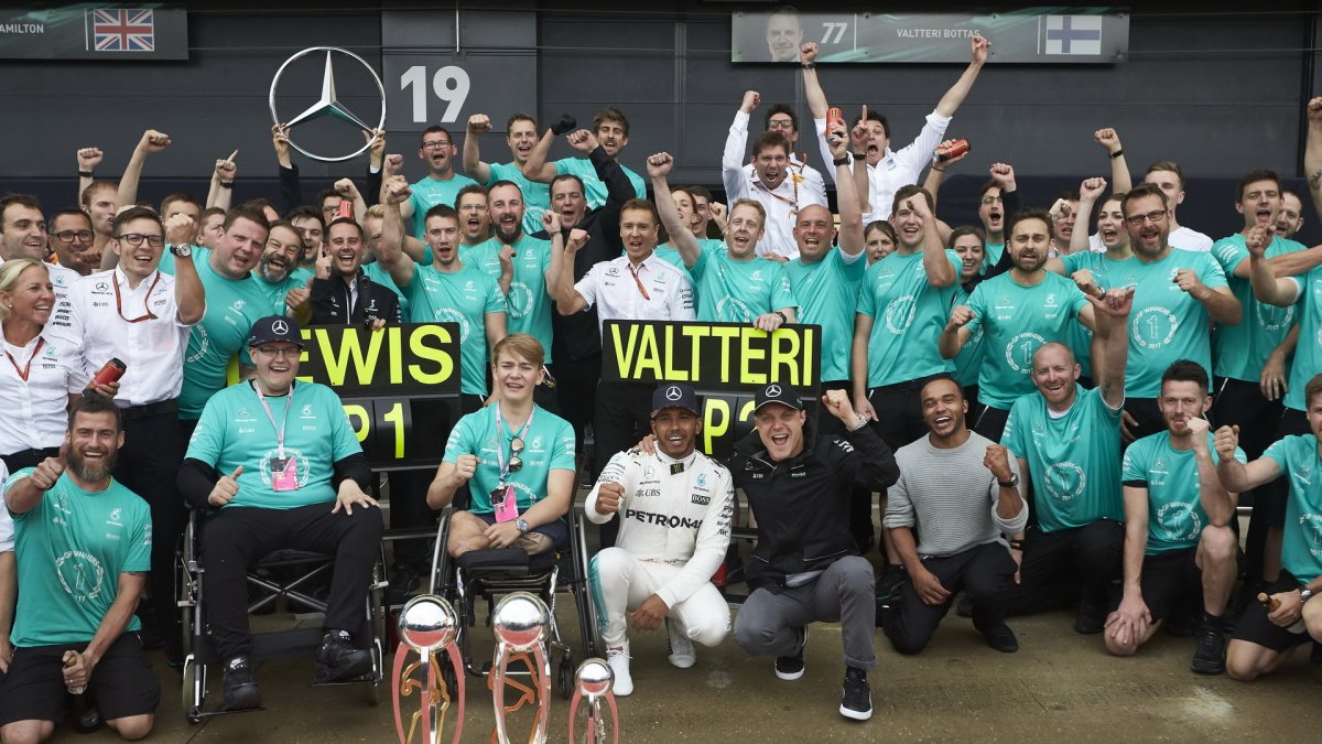 Tým Mercedes slaví vítězství v Silverstone