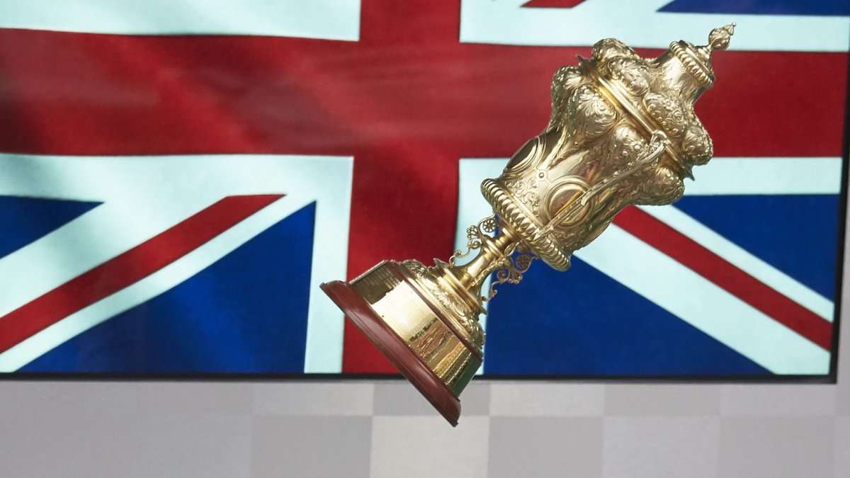 Zlatý pohár Lewise Hamiltona po závodě v Silverstone