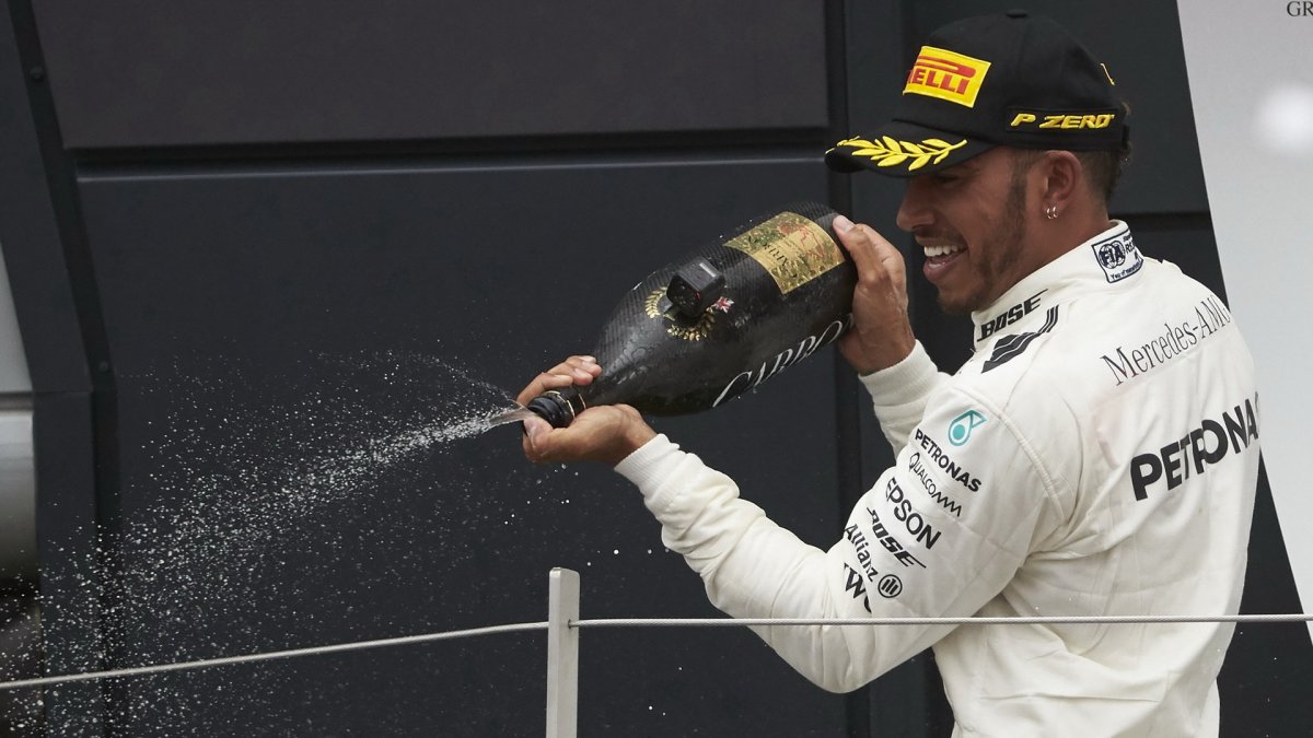 Lewis Hamilton se raduje z vítězství po závodě v Silverstone
