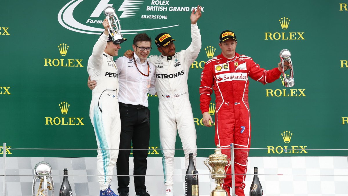 Nejlepší jezdci na pódiu po závodě v Silverstone