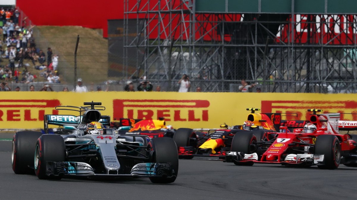 Lewis Hamilton v závodě v Silverstone