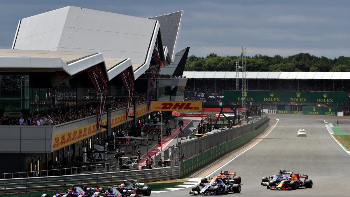 Daniil Kvjat a Carlos Sainz při startu závodu v Silverstone
