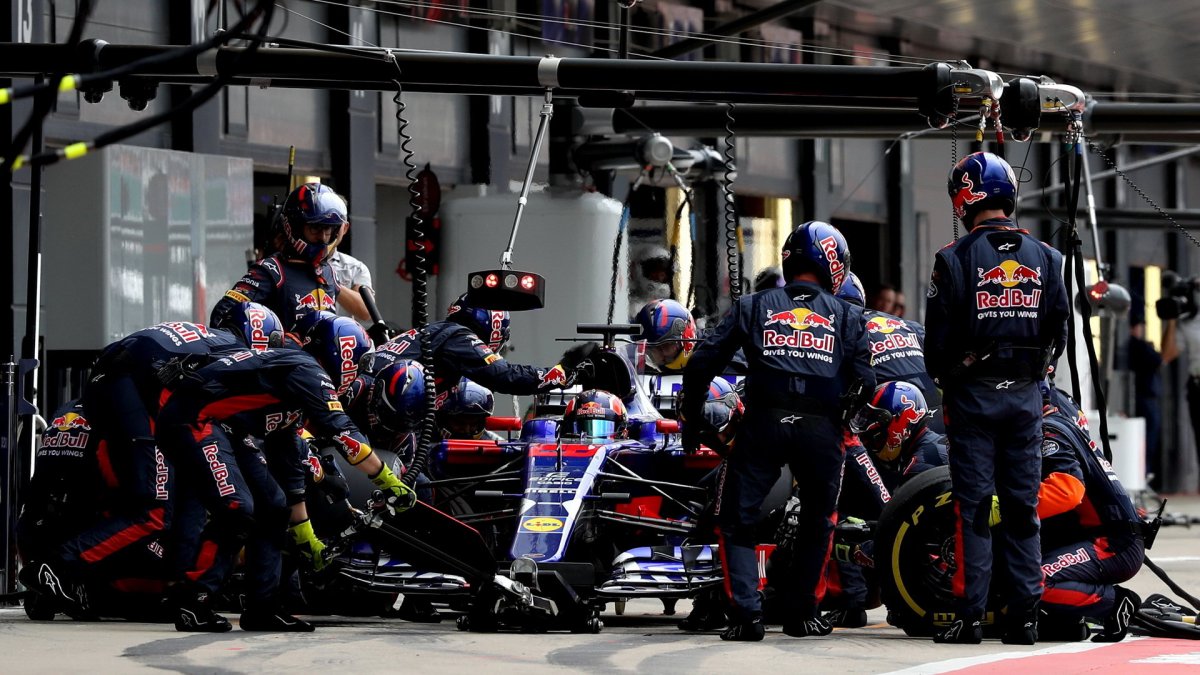 Daniil Kvjat v závodě v Silverstone
