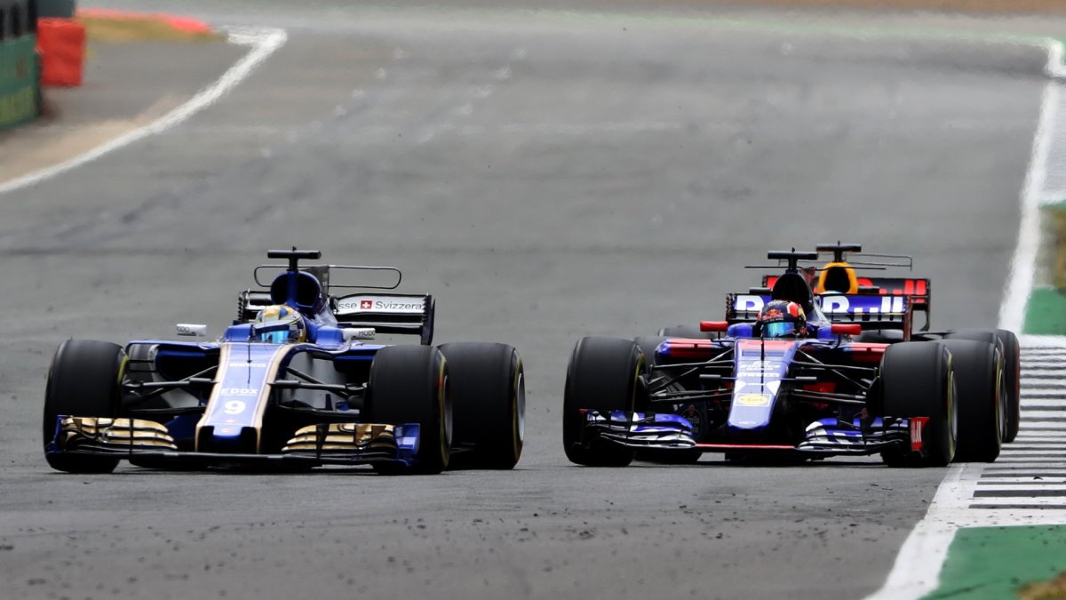 Marcus Ericsson a Daniil Kvjat v závodě v Silverstone