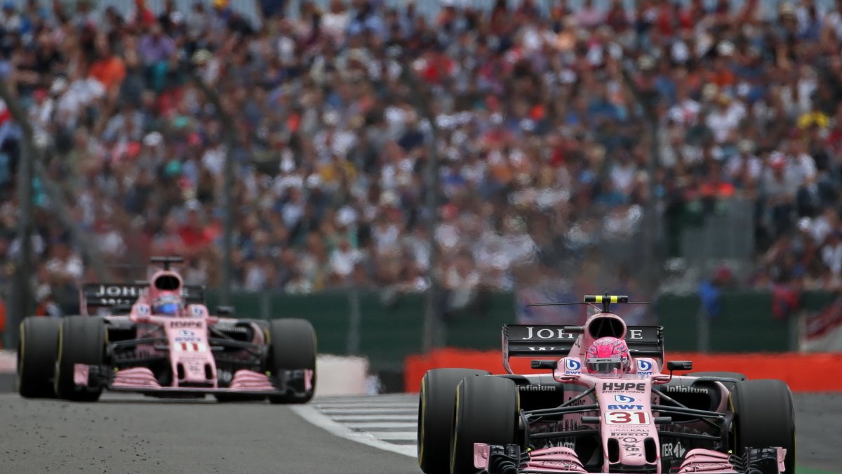 Sergio Pérez a Esteban Ocon v závodě v Silverstone