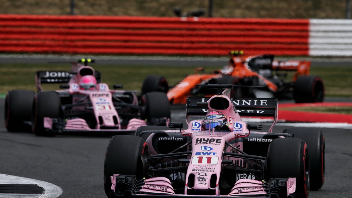 Sergio Pérez a Esteban Ocon v závodě v Silverstone